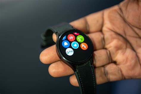 分享在Galaxy Watch 4(Wear OS)上可以高度客製的手 .